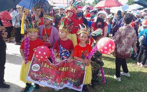 TK Tunas Rimba I Kenakan Pakaian Adat Papua di Parade Natal Palangka Raya