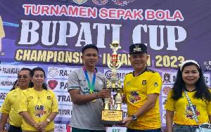 Bupati Gunung Mas Serahkan Piala kepada Pemenang Turnamen Bola Bupati Cup II