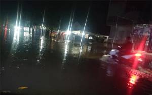 Hujan Lebat Disertai Petir Membuat Sejumlah Ruas Jalan di Sampit Banjir
