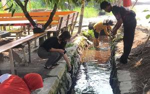 Kelurahan Panarung Lakukan Pembersihan Saluran Air dalam Upaya Pemberantasan Sarang Nyamuk