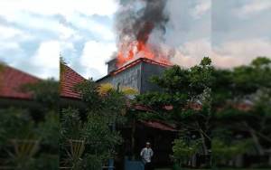  Gedung Walet di Samping Rumah Kepsek juga Ikut Terbakar