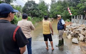 Pj Bupati Barito Timur Kunjungi Desa Haringen yang Dilanda Banjir