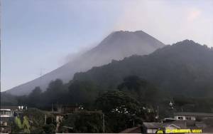 Gunung Merapi Mengeluarkan Belasan Kali Guguran Lava ke Kali Bebeng