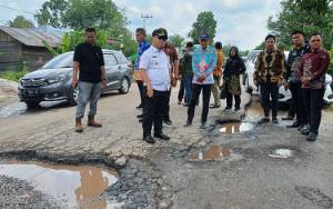 Prihatin Jalan Banyak Berlubang, Bupati Kotim Upayakan Perbaikan Jalan HM Arsyad Sampit-Samuda