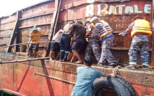 Perbaiki Lambung Kapal, 2 ABK Tewas di Muara Sungai Teluk Sampit