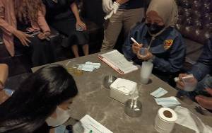 Polisi Tes Urine Pengunjung dan Karyawan THM di Palangka Raya