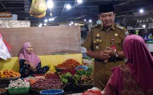 Upaya Menekan Inflasi, Pj Bupati Kobar Monitor Harga Sembako di Pasar Indrasari