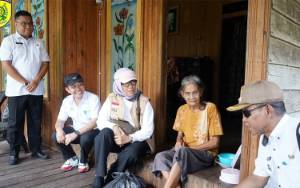 Pj Wali Kota Palangka Raya Beri Bantuan Sembako ke Lansia