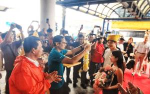Menparekraf Sambut Kedatangan Wisman Perdana 2024 di Bintan
