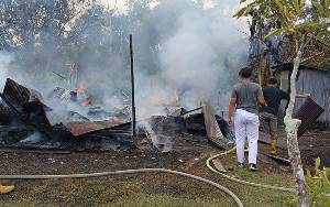 Sebuah Rumah Semi Permanen Terbakara di Jalan Adonis Samad Palangka Raya