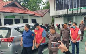Kajati Kalteng Tahan Manajer Area Wilayah Kalimantan PT. ATQ dan Pihak Swasta dalam Perkara Korupsi Pengadaan Batubara