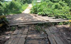 Kondisi Jembatan Sei Atuh Desa Netampin Hambat Aktivitas Ekonomi Warga