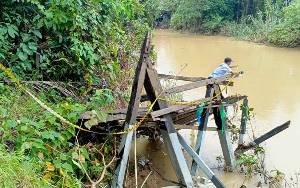Kapolsek Dusun Tengah dan Lurah Ampah Kota Pasang Garis Polisi di Puing-puing Jembatan Belanda