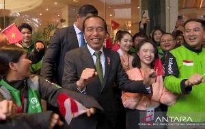 Presiden Jokowi Joget Bareng WNI dan Pengendara Ojol di Vietnam