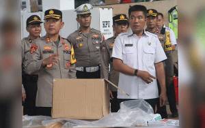 Kapolres Dampingi Tim Wasops Lakukan Pengecekan Gudang Logistik Pemilu dan KPU Kapuas