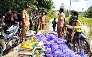 Kodim 1013 Muara Teweh Bersama BPBD Serahkan Bansos kepada warga di Desa Sei Rahayu I