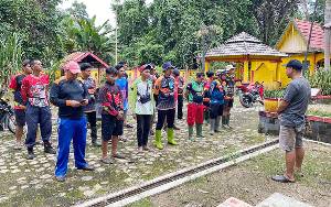 Relawan Gabungan dan Satpol PP Bersihkan Peninggalan Sejarah Makam Putri Mayang Sari di Desa Jaar