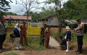 Tim Kecamatan Kapuas Timur Lakukan Monev Pembangunan dari DD di Desa Anjir Mambulau Timur