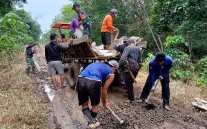 Babinsa Mantangai dan Masyarakat Desa Keladan Gotong Royong Perbaiki Jalan Usaha Tani