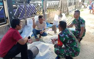 Anggota Koramil Basarang Monitoring Harga Sembako di Pasar