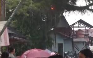 Pohon Mengeluarkan Api Setelah Disambar Petir di Pelabuhan Rambang
