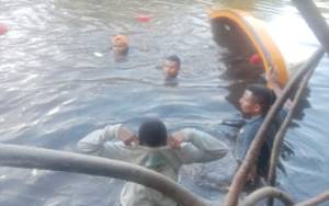 Sebuah Perahu Ditumpangi Anggota KPU Terbalik