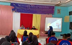 PWI dan Diskominfosandi Beri Pelatihan Jurnalistik dan Fotografi bagi Anggota Eskul MTsN Barito Utara