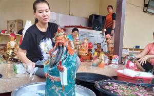 Tradisi Basuh Rupang Jelang Imlek di Vihara Avalokitesvara Sampit