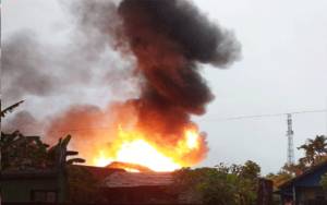 Di Tengah Guyuran Hujan, 4 Rumah Warga Hangus Terbakar di Sampit
