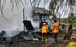 Kebakaran Hanguskan Dua Rumah Warga di Desa Anjir Mambulau Barat