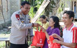 Polres Barito Timur Bagikan Bantuan untuk Warga Desa Karang Langit