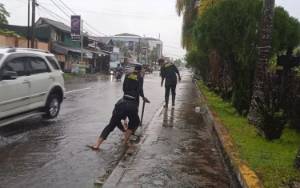 Tim Pembersihan Drainase Disperkimtan Palangka Raya Beraksi di Jalan Kinibalu