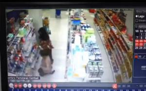  Dua Wanita Cantik Terekam CCTV Mencuri di Minimarket Sampit, Pelaku Diserahkan ke Polsek Ketapang