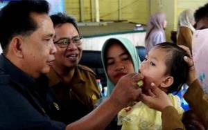 Wakil Ketua Komisi III DPRD Barito Utara Teteskan Vitamin A kepada Balita