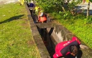 Disperkimtan Palangka Raya Bersihkan Drainase di Jalan Patimura