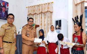 PMP Kecamatan Lahei Barat kembali Salurkan Insentif Pendidikan untuk Pelajar