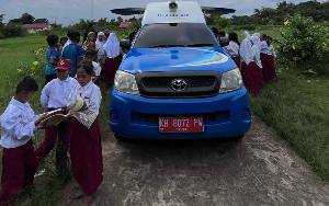 Mobil Perpustakaan Keliling Kunjungi Sekolah di Desa Halimaung Jaya