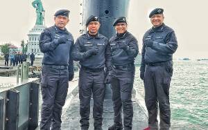 Panglima TNI dan Kasad Terima Brevet Kehormatan Hiu Kencana TNI AL