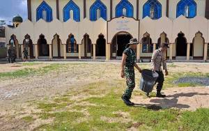 Jelang Ramadan, Personel TNI - Polri Bersihkan Masjid dan Lingkungan di Desa Tamban Baru Mekar