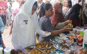 Pj Bupati Lamandau Ajak ASN Beli Takjil di Pasar Ramadan  