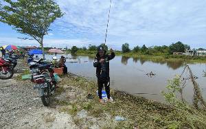 Banjir di Pahandut Seberang Menjadi Wadah Mancing Favorit Warga