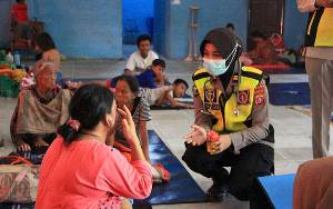 Rumkit Bhayangkara Lakukan Pengecekan Kesehatan Pengungsi Posko Banjir