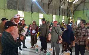 Pemkab Sukamara Salurkan Bantuan Sosial CPP Kepada KPM di Kelurahan Kuala Jelaj