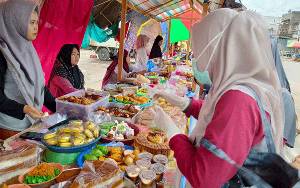 Dinas Kesehatan Barito Timur Ambil Sampel Takjil di Pasar Ramadan