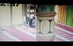 Aksi Seorang Pemuda Gasak Kotak Amal Masjid Terekam CCTV