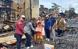 Forum Puspa Kapuas Bersama Dinas P3APPKB Beri Bantuan untuk Warga Terdampak Kebakaran Pulau Mambulav