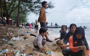 Pantai Ujung Pandaran: Wisatawan Penuh Sampah juga Penuh