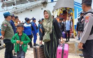 Arus Balik Perdana KM Kelimutu Turunkan 261 Penumpang di Pelabuhan Sampit