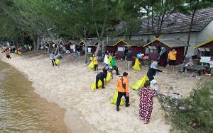 Wabup Pimpin Gerakan Bersih-Bersih Pantai Ujung Pandaran