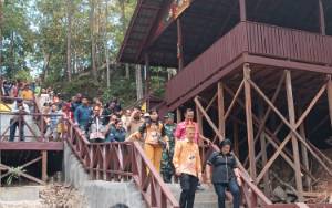 Puluhan Ribu Wisatawan Kunjungi Gunung Mas